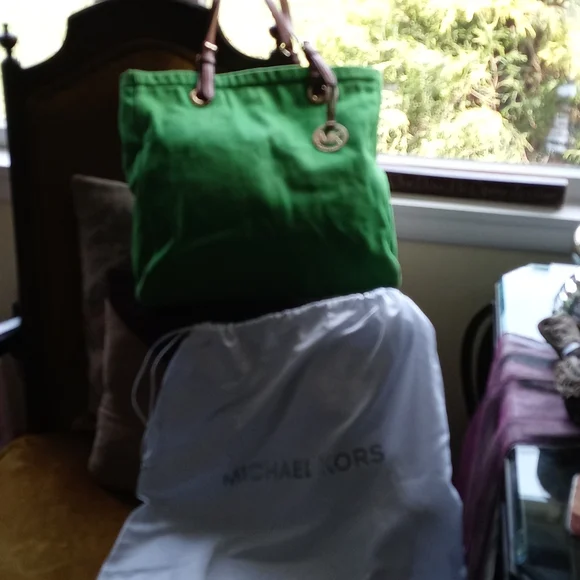 Michael Kors Green Shoulder Bag - Picture 4 of 14